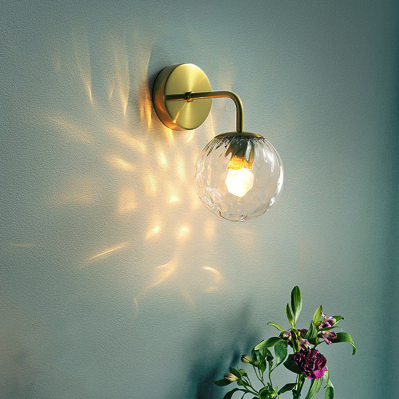 Ballförmige Wandlampe Minimalistisches klares gewelltes Glas 1-Licht Schlafzimmer Wandmontierte Beleuchtung mit gebogenem Arm in Schwarz/Gold | Brehn