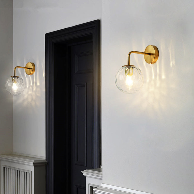 Ballförmige Wandlampe Minimalistisches klares gewelltes Glas 1-Licht Schlafzimmer Wandmontierte Beleuchtung mit gebogenem Arm in Schwarz/Gold | Brehn