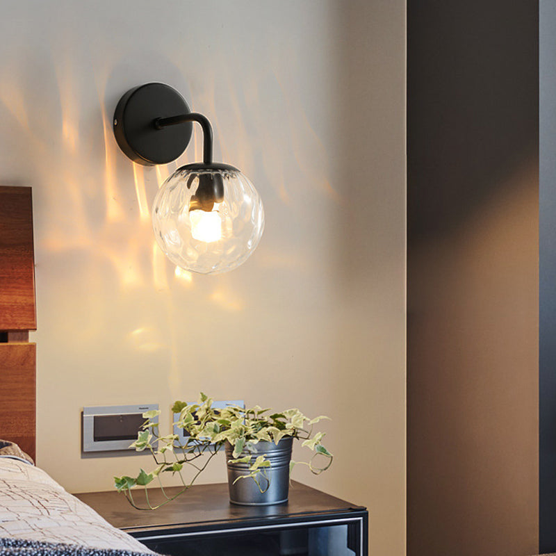 Ballförmige Wandlampe Minimalistisches klares gewelltes Glas 1-Licht Schlafzimmer Wandmontierte Beleuchtung mit gebogenem Arm in Schwarz/Gold | Brehn