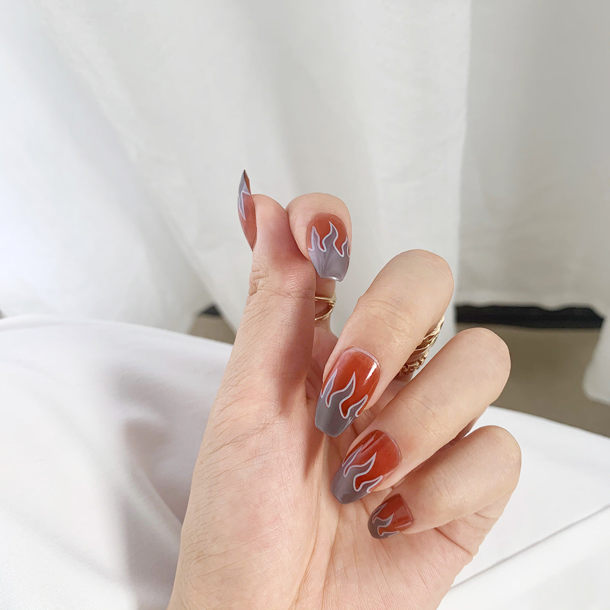 Künstliche Nagelkunst mit Feuerdesign Brehn