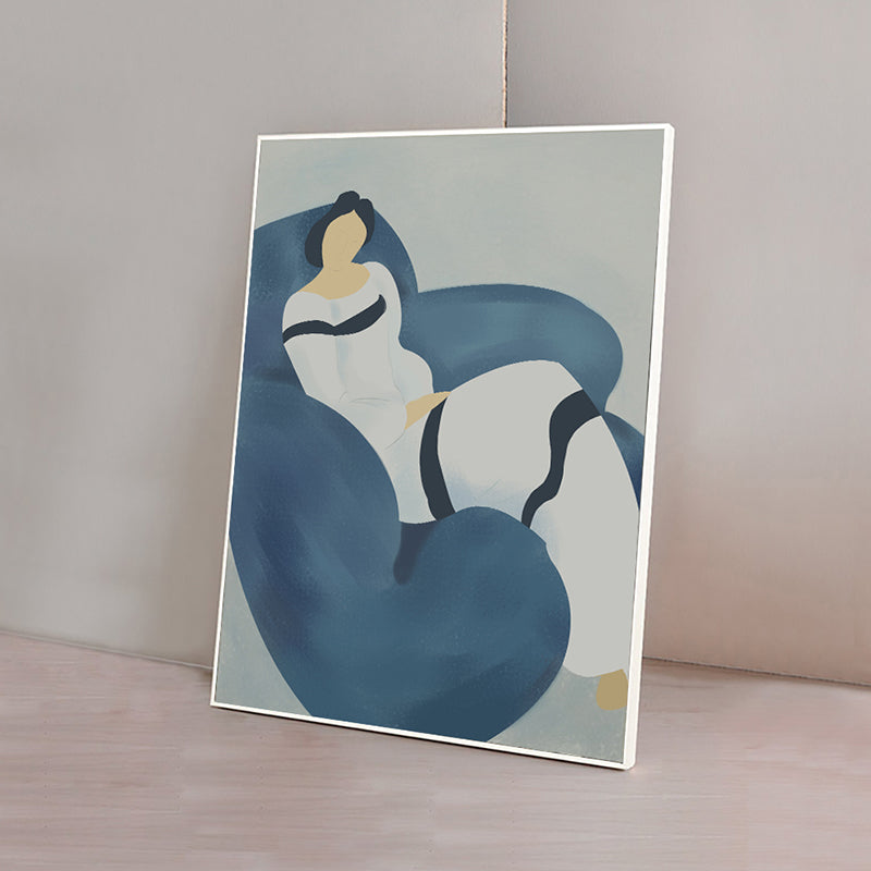 Brehn | Illustration Nordic Canvas Wandkunst mit Frau auf dem Sofa Muster in Blau für Raum