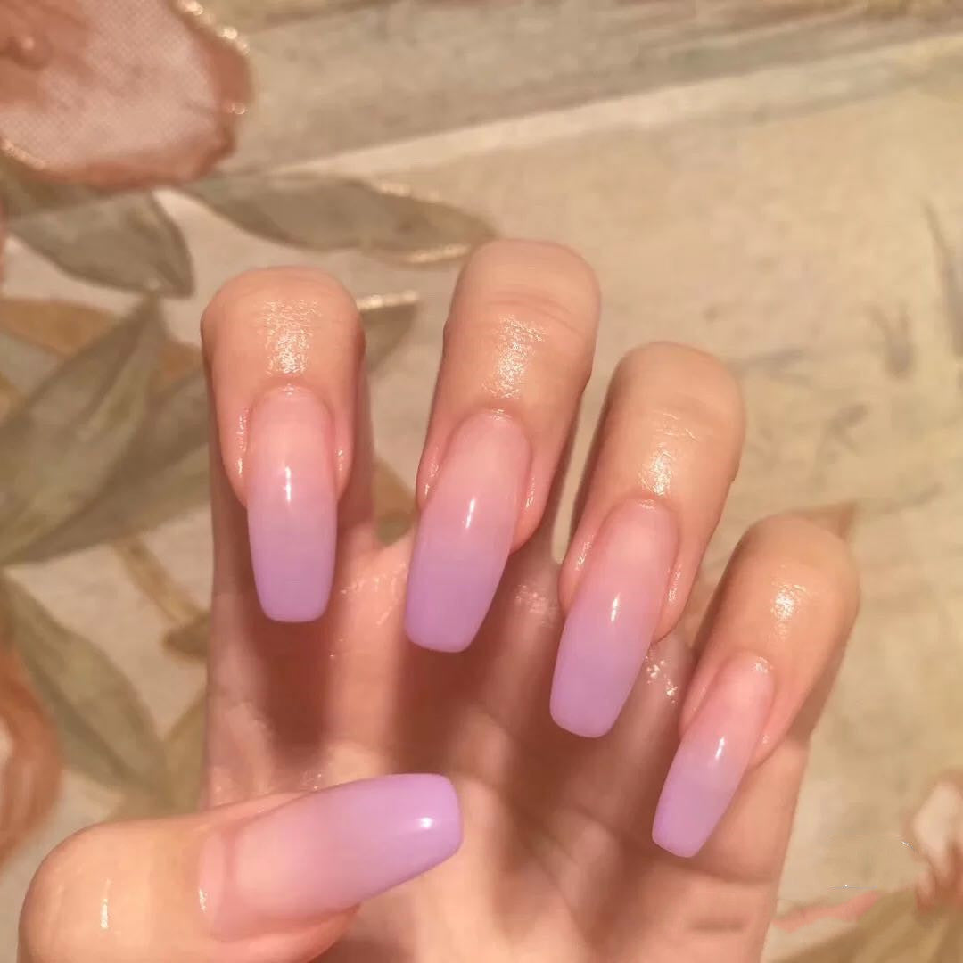 Kunstnägel im modernen French Tip Design Brehn
