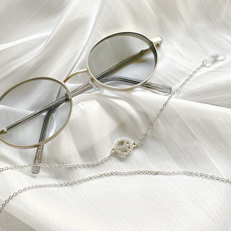Elegante Halskette mit Filigranem Anhänger Brehn