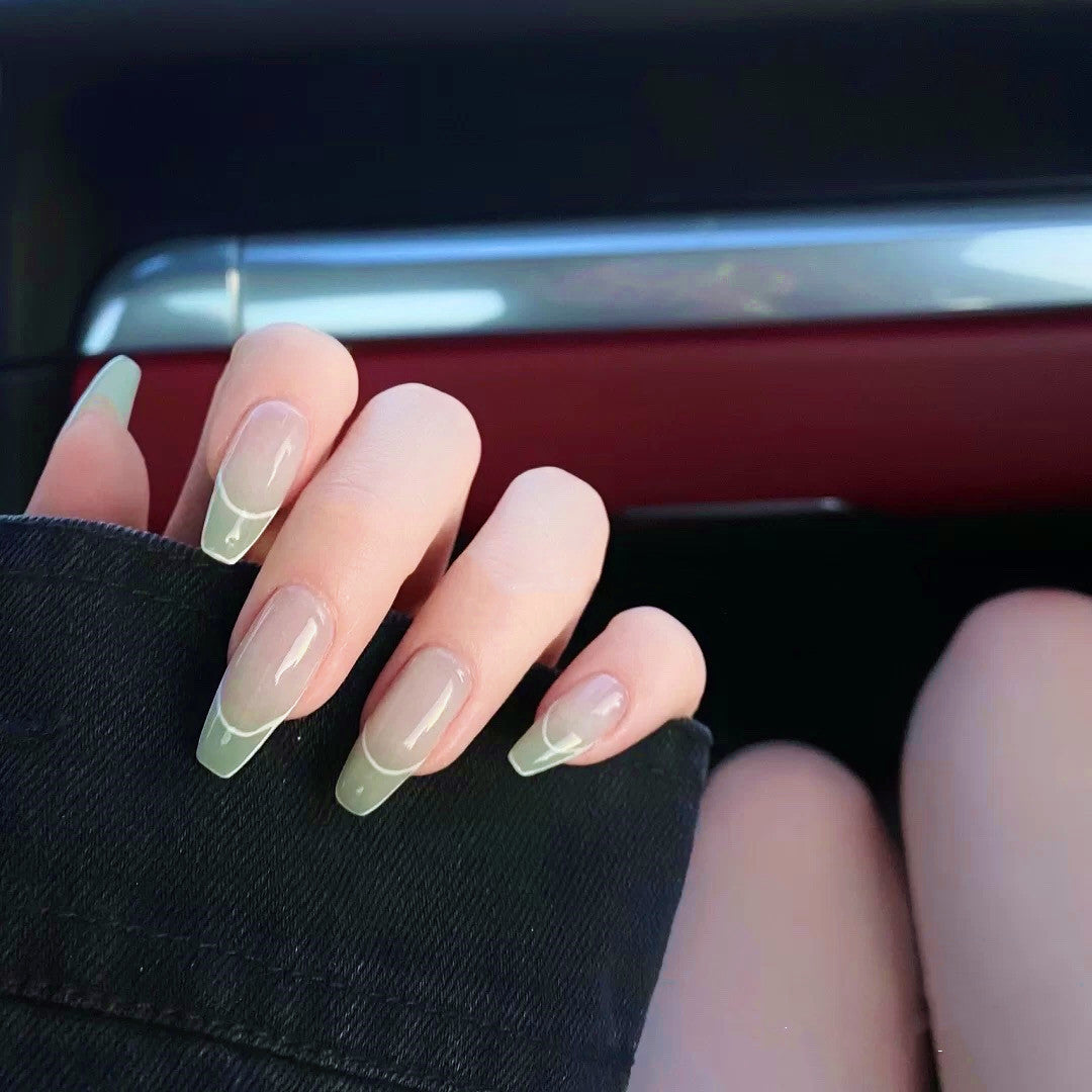 Elegante Kunstnägel mit moderner französischer Spitze Brehn