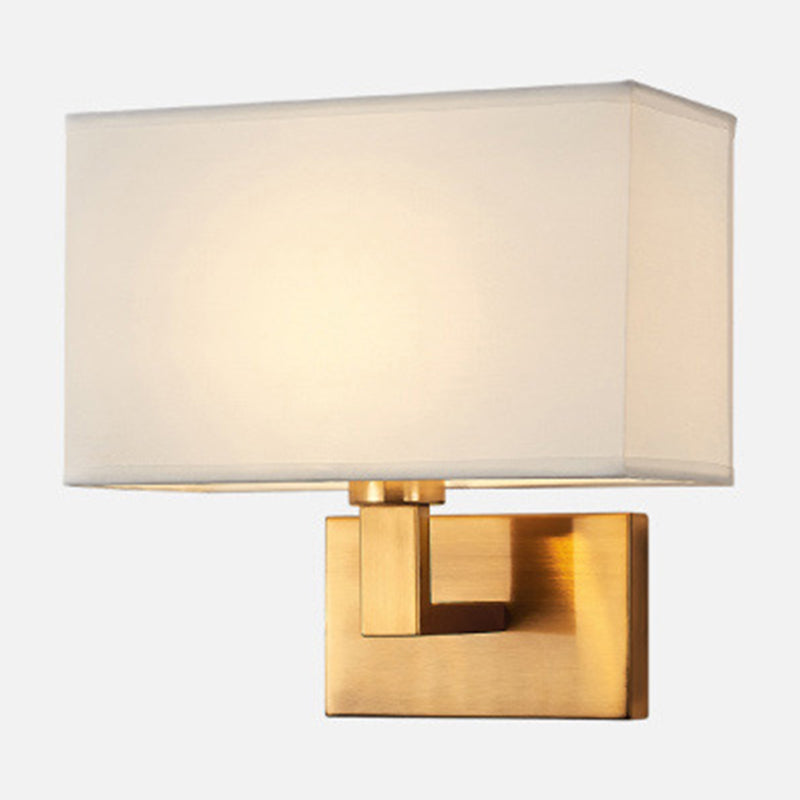 Postmoderner Kubus Wandleuchte Stoff 1-Licht Nachttisch Lese Wandleuchte in Weiß/Beige/Braun mit Schwarz/Gold Arm | Brehn