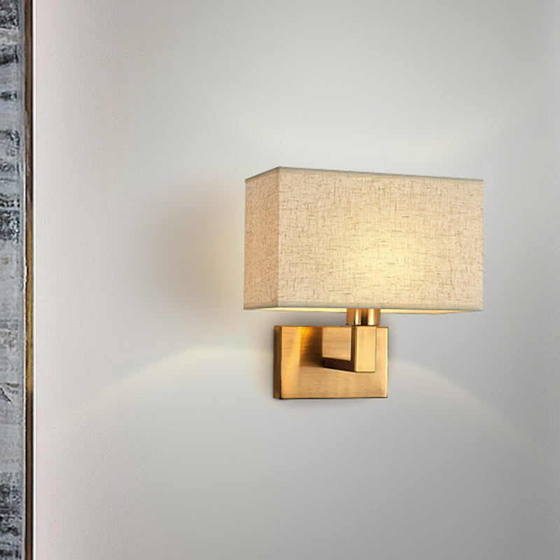 Postmoderner Kubus Wandleuchte Stoff 1-Licht Nachttisch Lese Wandleuchte in Weiß/Beige/Braun mit Schwarz/Gold Arm | Brehn