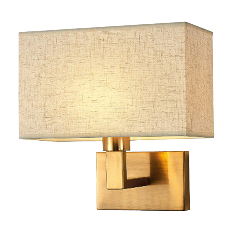 Postmoderner Kubus Wandleuchte Stoff 1-Licht Nachttisch Lese Wandleuchte in Weiß/Beige/Braun mit Schwarz/Gold Arm | Brehn