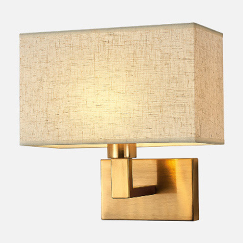 Postmoderner Kubus Wandleuchte Stoff 1-Licht Nachttisch Lese Wandleuchte in Weiß/Beige/Braun mit Schwarz/Gold Arm | Brehn