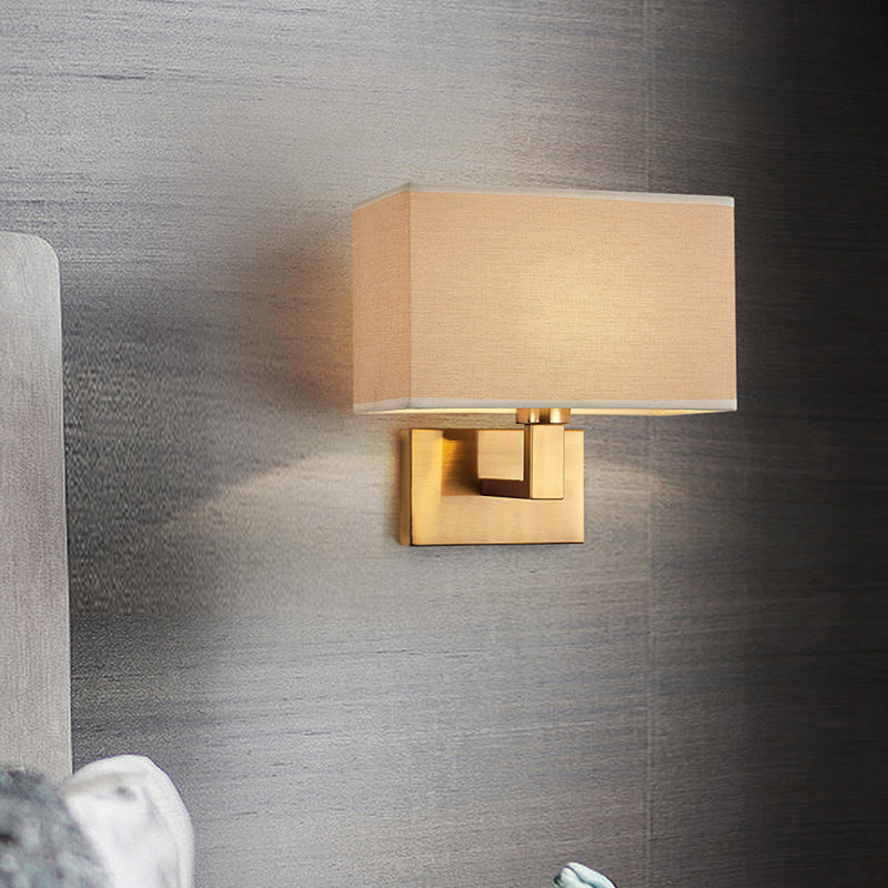 Postmoderner Kubus Wandleuchte Stoff 1-Licht Nachttisch Lese Wandleuchte in Weiß/Beige/Braun mit Schwarz/Gold Arm | Brehn