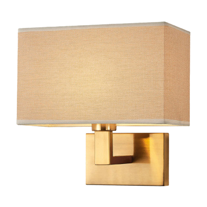 Postmoderner Kubus Wandleuchte Stoff 1-Licht Nachttisch Lese Wandleuchte in Weiß/Beige/Braun mit Schwarz/Gold Arm | Brehn