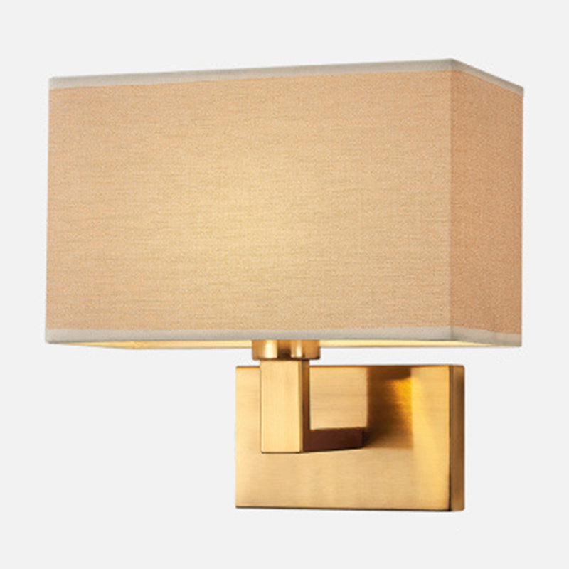 Postmoderner Kubus Wandleuchte Stoff 1-Licht Nachttisch Lese Wandleuchte in Weiß/Beige/Braun mit Schwarz/Gold Arm | Brehn