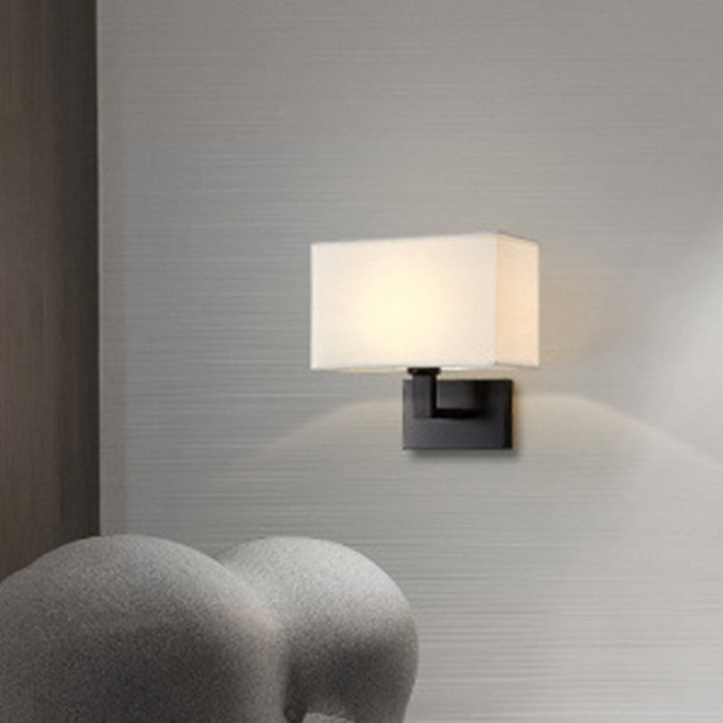 Postmoderner Kubus Wandleuchte Stoff 1-Licht Nachttisch Lese Wandleuchte in Weiß/Beige/Braun mit Schwarz/Gold Arm | Brehn