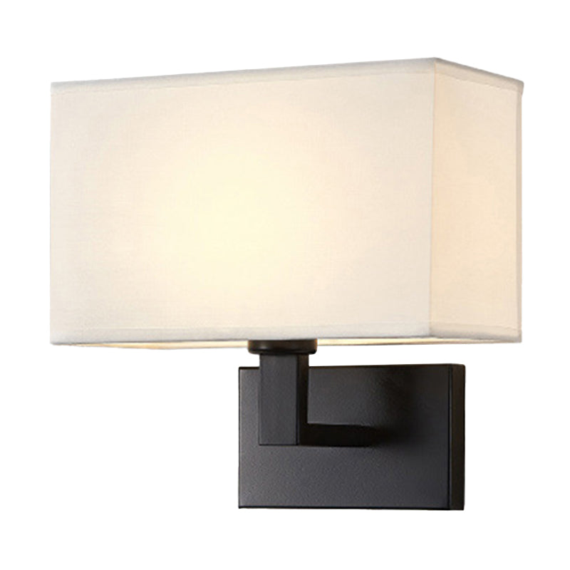 Postmoderner Kubus Wandleuchte Stoff 1-Licht Nachttisch Lese Wandleuchte in Weiß/Beige/Braun mit Schwarz/Gold Arm | Brehn