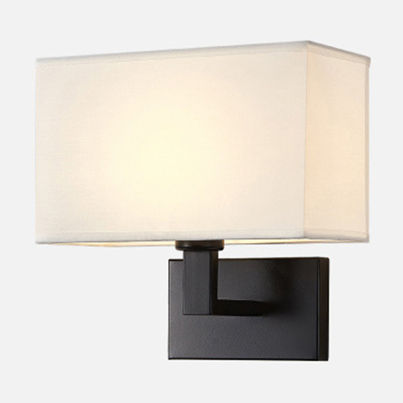 Postmoderner Kubus Wandleuchte Stoff 1-Licht Nachttisch Lese Wandleuchte in Weiß/Beige/Braun mit Schwarz/Gold Arm | Brehn