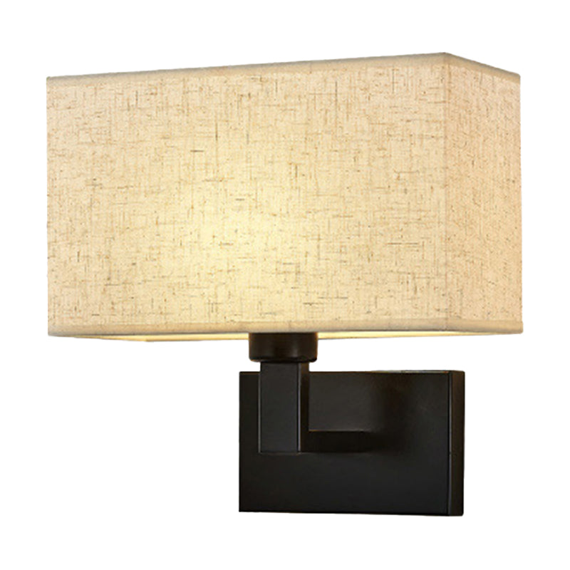 Postmoderner Kubus Wandleuchte Stoff 1-Licht Nachttisch Lese Wandleuchte in Weiß/Beige/Braun mit Schwarz/Gold Arm | Brehn
