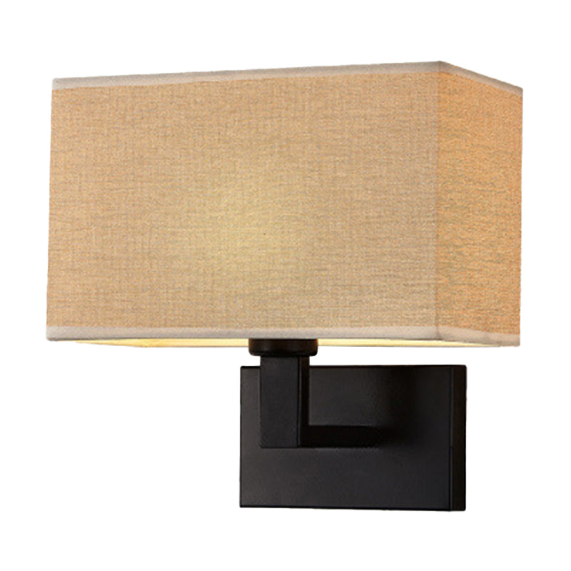 Postmoderner Kubus Wandleuchte Stoff 1-Licht Nachttisch Lese Wandleuchte in Weiß/Beige/Braun mit Schwarz/Gold Arm | Brehn