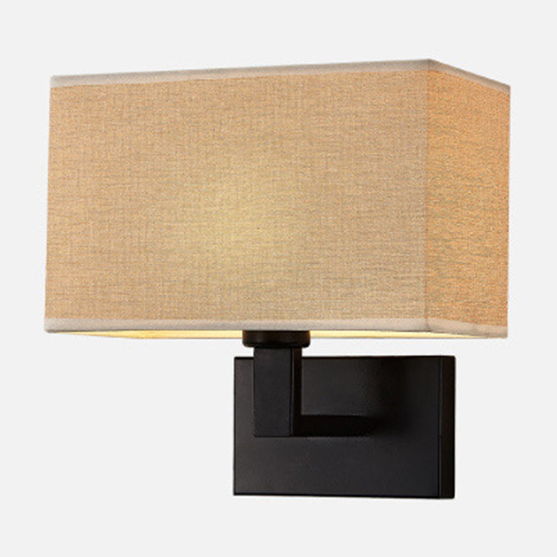 Postmoderner Kubus Wandleuchte Stoff 1-Licht Nachttisch Lese Wandleuchte in Weiß/Beige/Braun mit Schwarz/Gold Arm | Brehn