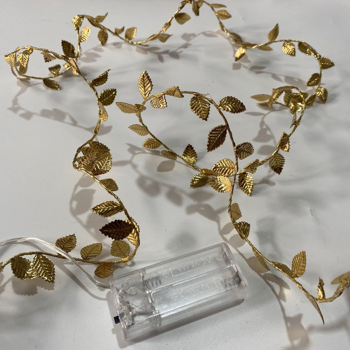 LED-Lichterkette mit künstlichen Blättern