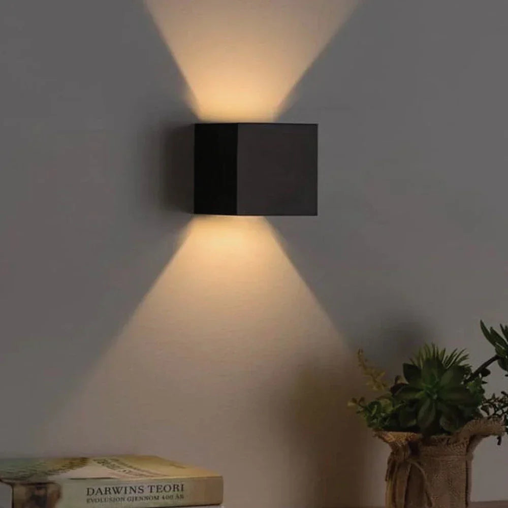 Moderne Wandleuchte aus schwarzem Aluminium
