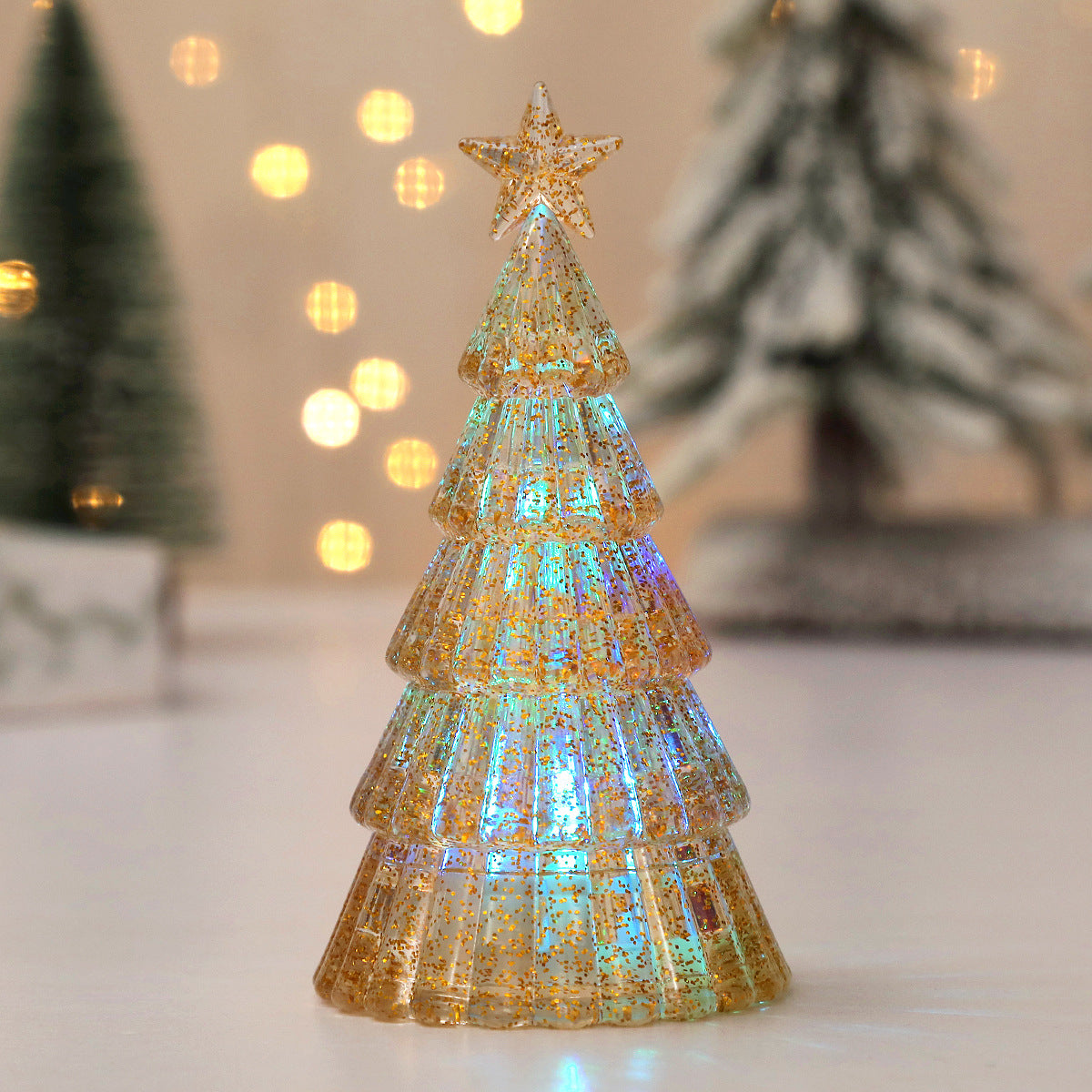 Beleuchteter Mini-Weihnachtsbaum als Tischdekoration