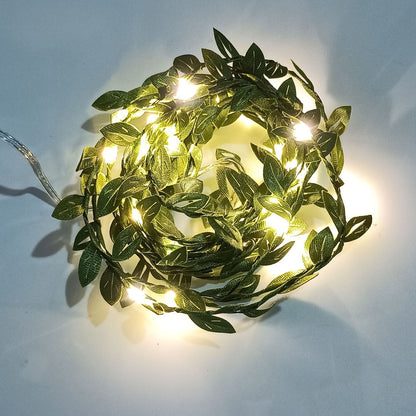 LED-Lichterkette mit künstlichen Blättern