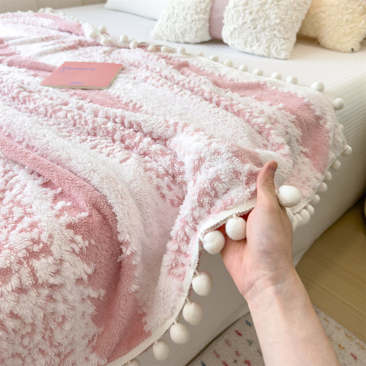 Geometrische Korallenfleece-Decke mit Quasten