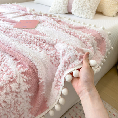 Geometrische Korallenfleece-Decke mit Quasten