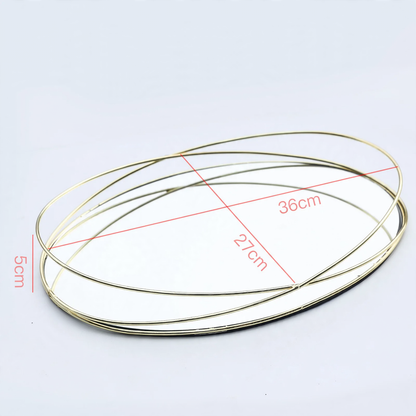 Metallisches Spiegeltablett mit Perlendetails, nordisch