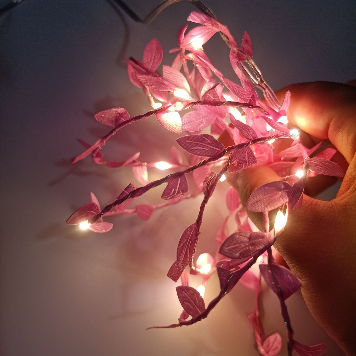 LED-Lichterkette mit künstlichen Blättern