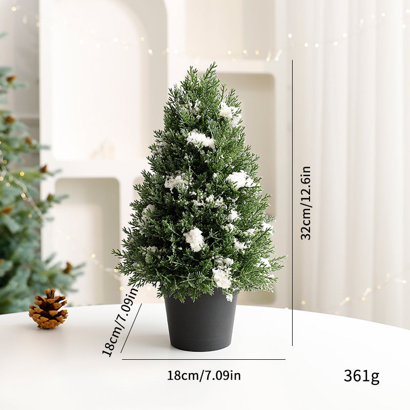 Dekorative Mini-Weihnachtsbäume im Topf