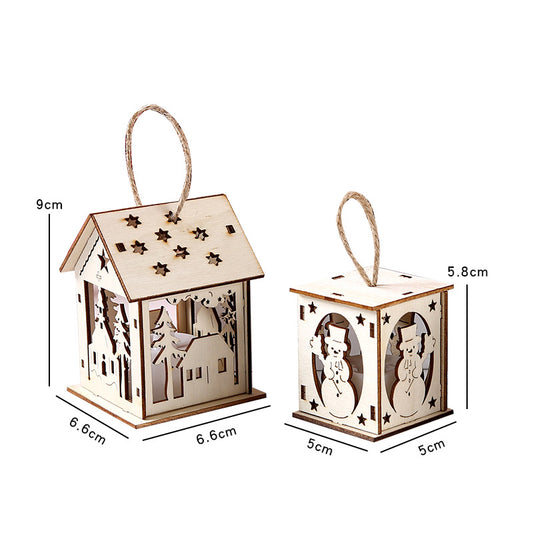 Beleuchtetes Holzhaus als Weihnachtsdekoration