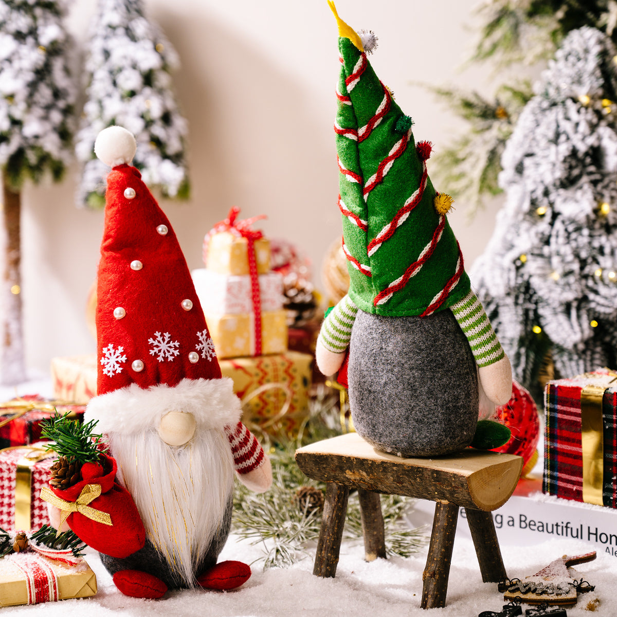 Weihnachts-Wichtel mit Geschenk, 30 cm