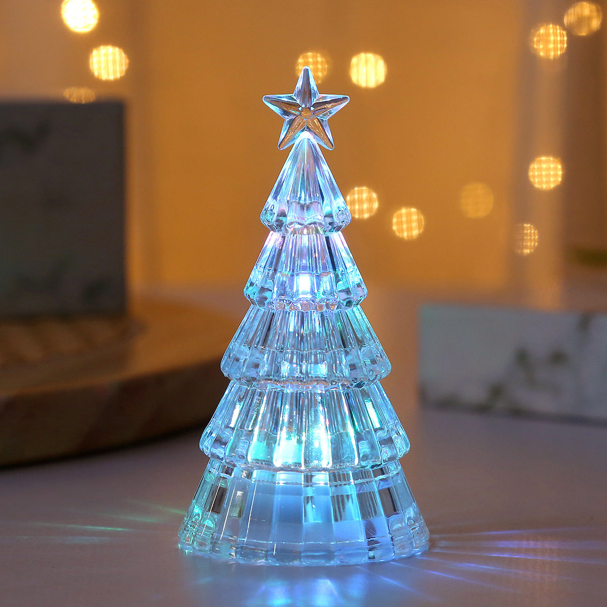 Beleuchteter Mini-Weihnachtsbaum als Tischdekoration