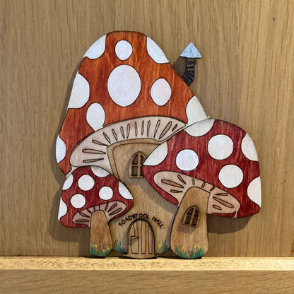 Dekorative 2D-Elfen-Tür aus Kiefernholz mit Tiermotiven