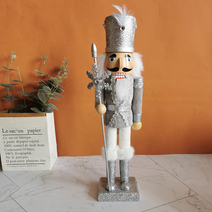 Dekorative Nussknacker-Figur aus Holz mit Schneeflocken-Design