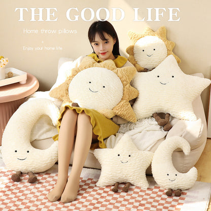 Dekorative Kuschelkissen mit Mond-, Stern- und Sonnenmotiv