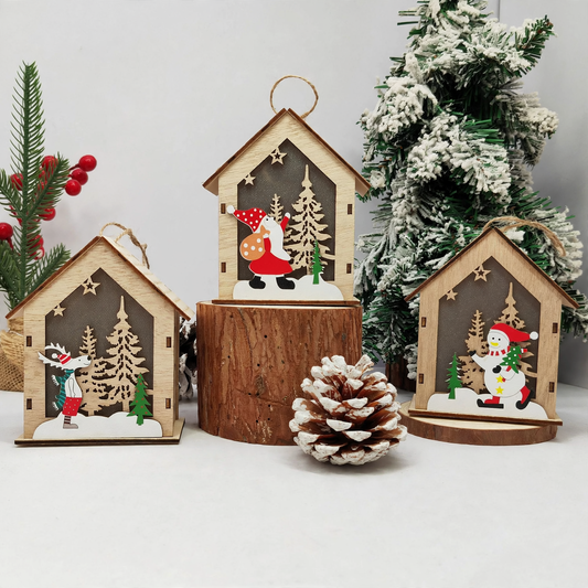 Beleuchtetes Holz-Weihnachtshaus als Baumschmuck