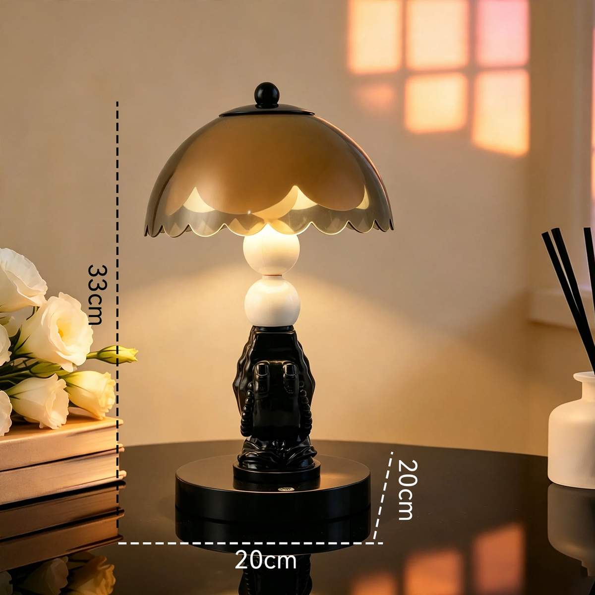 Nachttischlampe mit Händen-Motiv, modern