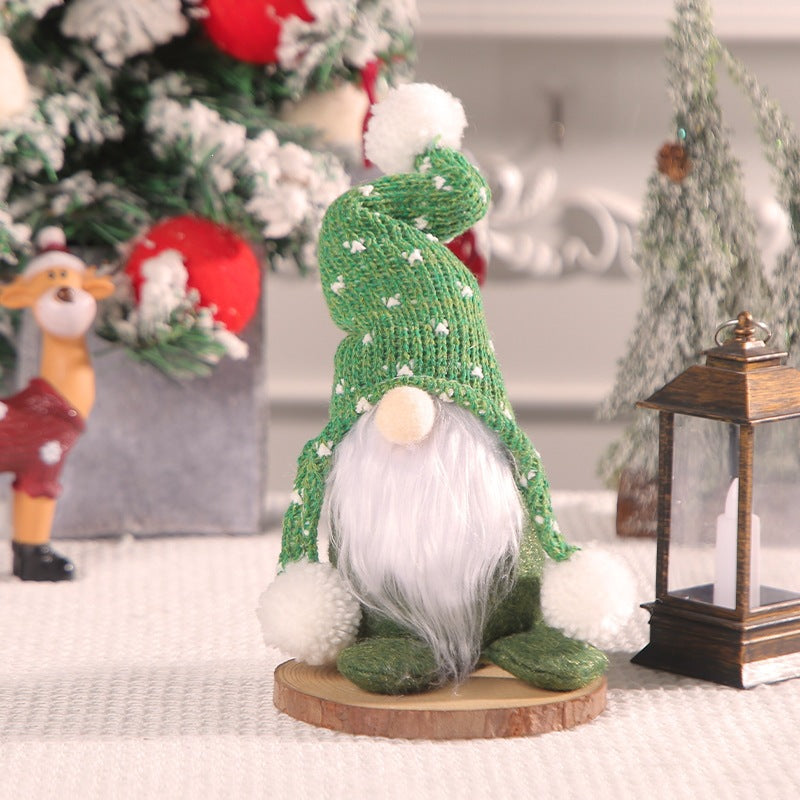 Weihnachtswichtel mit Strickmütze und Bommel