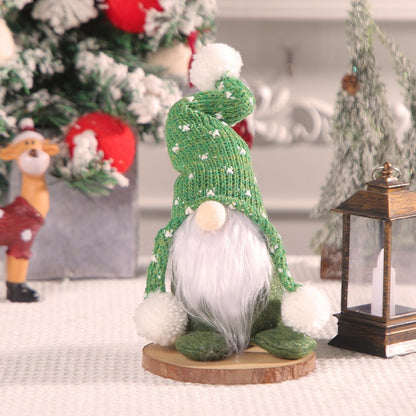 Weihnachtswichtel mit Strickmütze und Bommel