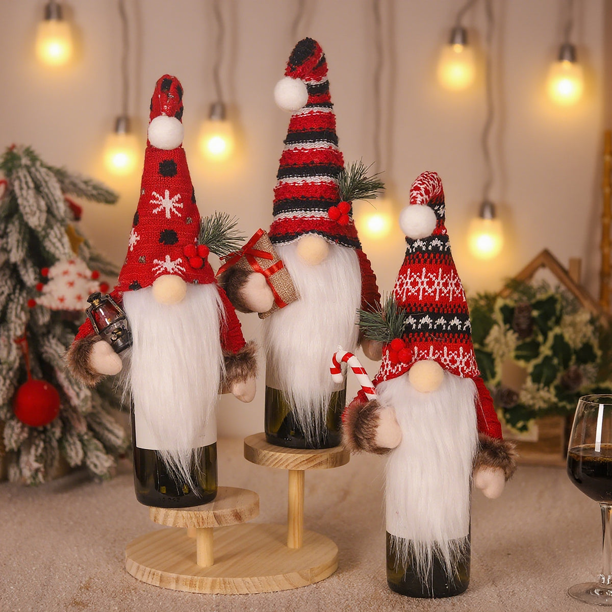 Dekorative Wichtelfigur mit weihnachtlichem Zubehör