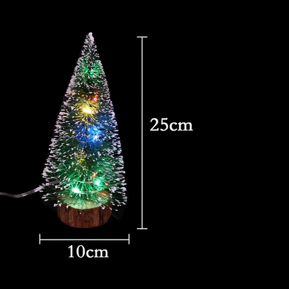 Miniatur-Weihnachtsbaum aus Kiefernnadeln mit Beleuchtung