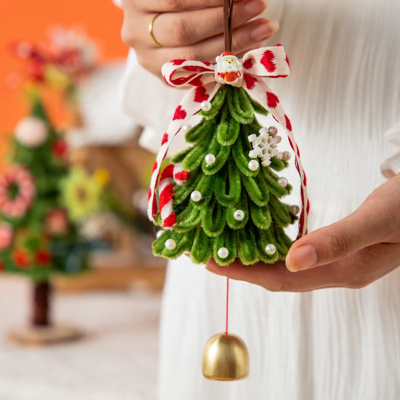 DIY Weihnachtsbaum-Tischdekoration aus Biegeplüsch