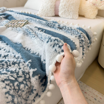 Geometrische Korallenfleece-Decke mit Quasten