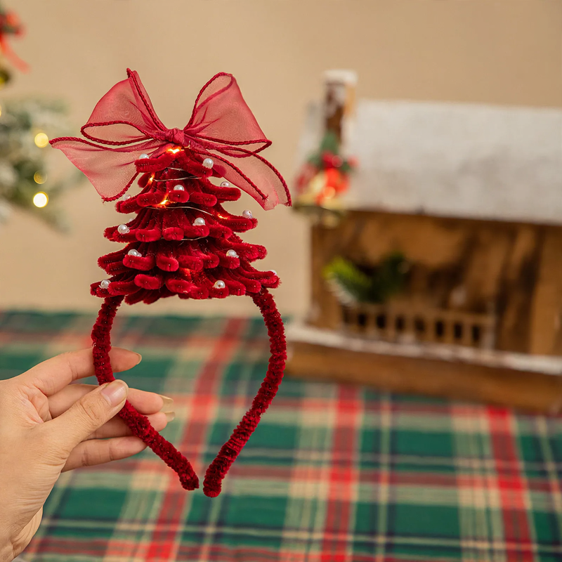 DIY Weihnachtsbaum-Tischdekoration aus Biegeplüsch