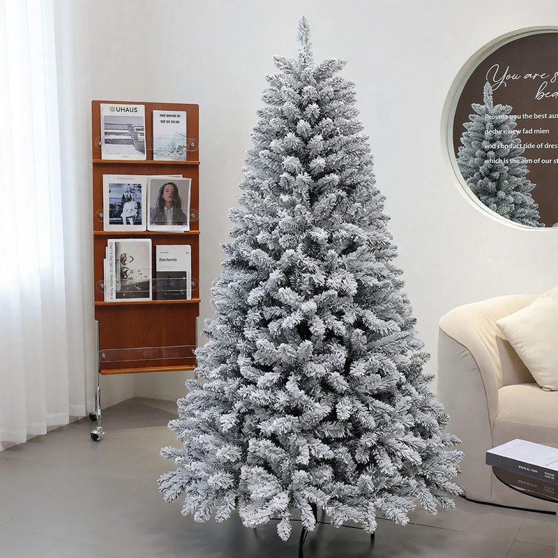 Künstlicher Weihnachtsbaum mit Schnee-Effekt