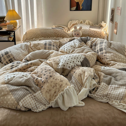 Verspieltes Bettwäsche-Set aus Milchfaser-Fleece mit Details