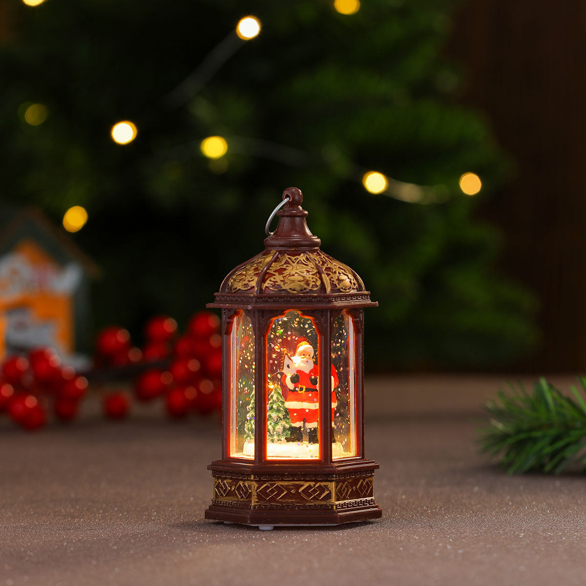 Dekorative LED-Laterne mit weihnachtlichen Motiven