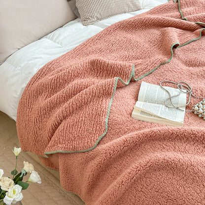 Flauschige Wohndecke mit Muschelsaum