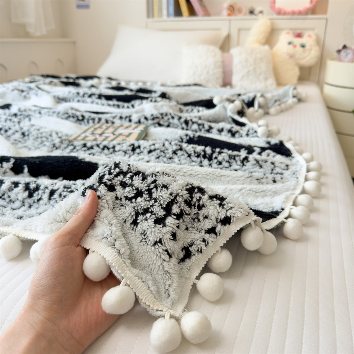 Geometrische Korallenfleece-Decke mit Quasten